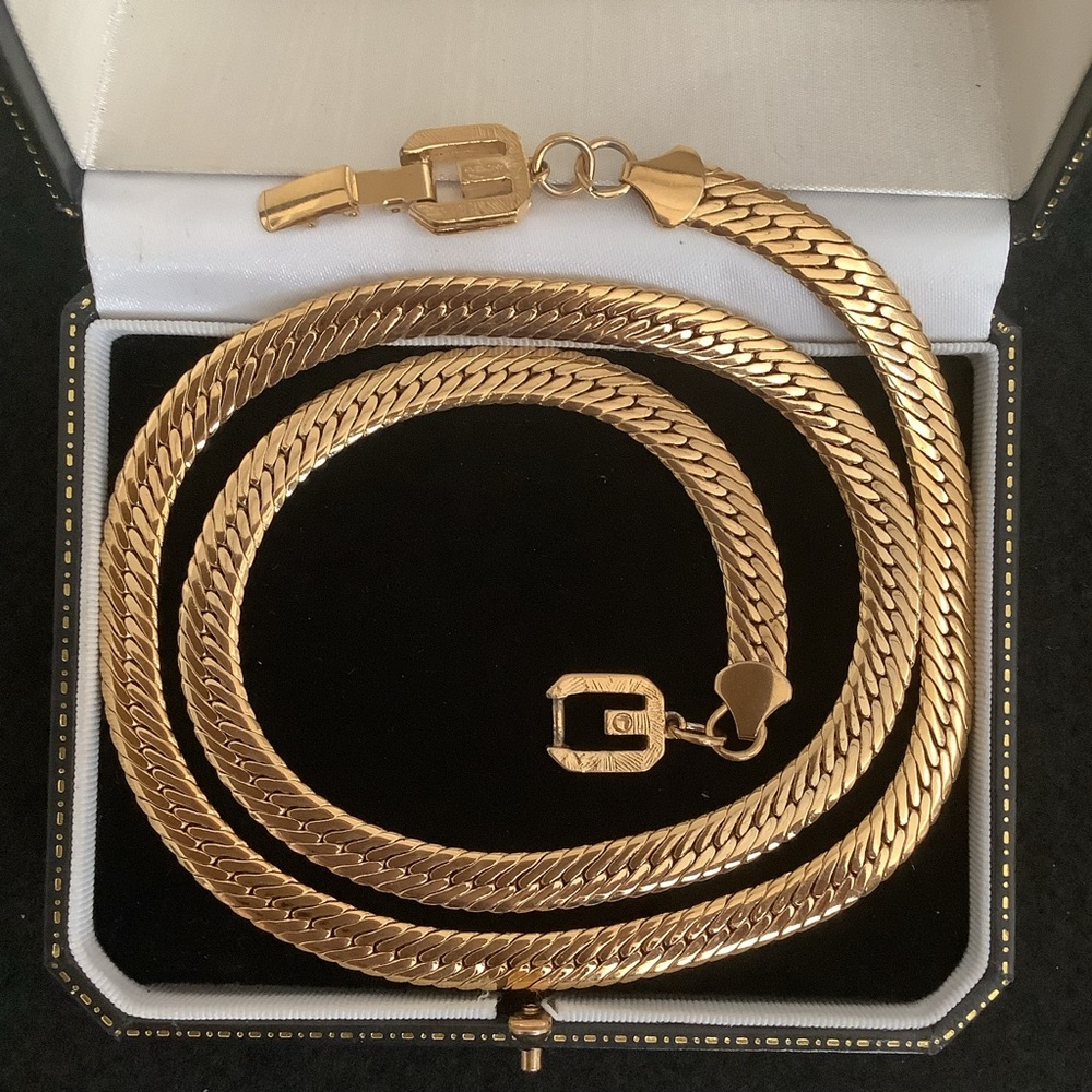 Vintage Givenchy gold tone herringbone necklace. - Picture 7 of 9